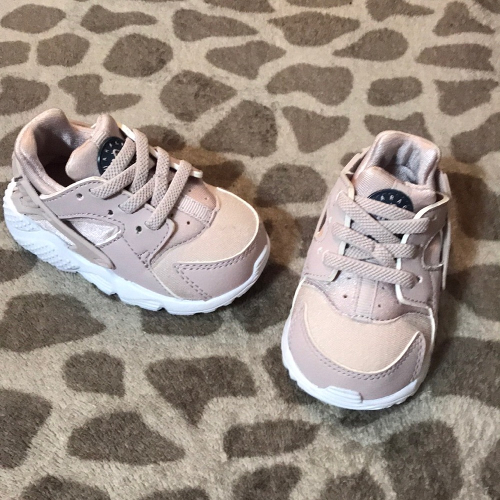 BABY GIRL NIKE SNEAKERS 🖤🎀 size 4!